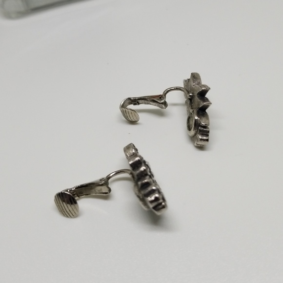 Vintage Clip Earrings - Picture 3 of 4